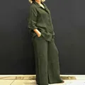 Vista dettagliata del completo casual in lino verde oliva da donna con camicia e pantaloni - Verde militare