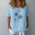 Primo piano del top in lino celeste da donna con una delicata stampa a soffione a pois. - Azzurro