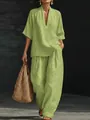 Dettaglio del set maglia scollo a V verde lime e pantaloni larghi in tessuto naturale - Taglia S / Top E Pantaloni / Verde chiaro