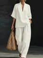 Vista dettagliata dell'elegante set bianco con scollo a V e pantaloni larghi da donna - Taglia S / Top E Pantaloni / Bianco
