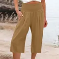 Dettaglio dei pantaloni estivi cachi da donna con vita alta arricciata - Marrone