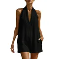 Vista detallada de mono corto negro con cuello halter, escote en V y bolsillos - S / Negro