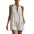 Vista detallada de un mono corto blanco con cuello halter y escote en V de moda - S / Blanco
