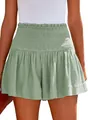 Detailansicht der salbeigrünen Baumwollshorts für Damen mit gesmokter hoher Taille - Grün