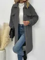 Detailopname van een knusse grijze pluche lange jas met harige textuur en reverskraag - S / Tops / donkergrijs