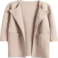 Detailansicht einer stilvollen beigen Strickjacke mit Revers und Taschen. - Hellrosa
