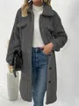 Detalle del abrigo de peluche gris con solapa y manga larga para mujer, moda invierno - S / Tops / Gris oscuro