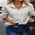 Dettaglio felpa in maglia a trecce bianca con colletto a revers e mezza zip - Taglia S / Top / Bianco