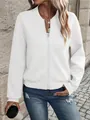 Gros plan d'une veste blanche texturée à fermeture éclair pour femme, look urbain - S / Hauts / Blanc