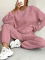 Dettaglio ravvicinato della trama a trecce rosa del set da casa composto da due pezzi - Taglia S / Top E Pantaloni / Rosa
