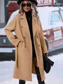 Elegante camel wollen jas voor dames met dubbele knopen en een ceintuur in taille - S / Tops / Khaki