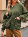 Detalle de la textura floral en relieve de esta chaqueta bomber verde oliva para mujer. - Verde oliva
