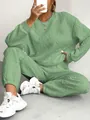 Vista dettagliata del set a due pezzi verde in maglia a trecce con top e pantaloni. - Verde