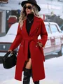 Élégant manteau rouge en laine à double boutonnage avec ceinture sur un mannequin - Rouge