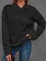 Detalle de una sudadera negra con capucha para mujer y un moderno diseño texturizado 3D - S / Tops / Negro