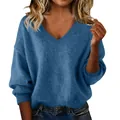 Dettaglio ravvicinato di questo maglione in maglia blu con scollo a V e vestibilità comoda. - Taglia S / Top / Blu