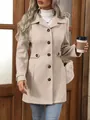 Dettaglio di un elegante cappotto beige in lana slim-fit con collo a rever - Taglia S / Top / Albicocca