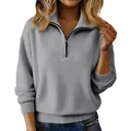 Detailansicht eines grauen Strickpullovers mit Reißverschluss und Rippbündchen - S / Oberteile / Grau