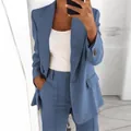 Elegante conjunto de blazer y pantalón azul claro de corte ajustado para mujer de negocios - Azul