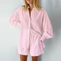 Detailweergave van de roze jacquard stof en het pofmouwontwerp op het tweedelige setje - S / Boven- En Onderstuk / Roze