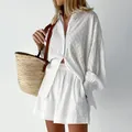 Detail van een witte jacquard overhemd- en shortset met elegante pofmouwen voor casual gebruik. - S / Boven- En Onderstuk / Wit