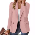 Vooraanzicht detail van een roze damesblazer met één knoop en revers - S / Tops / Roze