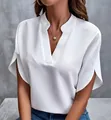 Detailansicht der eleganten weißen V-Ausschnitt Satinbluse mit Schlitzärmel-Design - S / Oberteile / Weiß