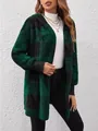 Detailansicht einer kuscheligen grün-schwarz karrierten Plüsch-Strickjacke an einem Model - S / Oberteile / Grün