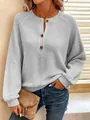 Close-up detail van een losse wafelgebreide top met lange mouwen en henley-knopen - S / Tops / Lichtgrijs