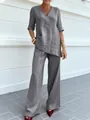 Vista completa de una mujer con un conjunto gris de algodón y lino con cuello en V y pantalón - Gris