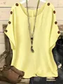 Detalle de una blusa amarilla holgada con botones decorativos marrones en los hombros - S / Tops / Amarillo