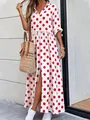 Détail d'une robe longue blanche à pois rouges avec fente frontale pour l'été - Blanc et Rouge à Pois