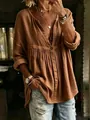 Detail van de getextureerde stof en geplooide taille van de bruine boho-stijl blouse. - Donkerbruin