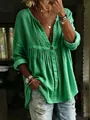 Detailweergave van groene losvallende geplooide blouse met lange mouwen en V-hals - Groen