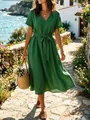 Vista detallada de un vestido verde de algodón y lino con cuello en V y cinturón de lazo - S / Top Y Pantalón / Verde