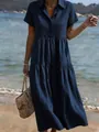 Detailansicht eines dunkelblauen Stufenkleides mit Hemdkragen und kurzen Ärmeln für Damen. - Marineblau
