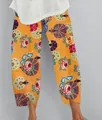 Détail de pantalon jaune pour femme avec imprimé floral et ourlet irrégulier - Imprimé Mandala Rose (Fig 5)