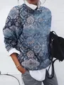 Sweatshirt femme bleu imprimé vintage, coupe ample, porté sur chemise blanche - S / Hauts / Imprimé Vintage Bleu