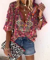 Detalle de una vibrante blusa bohemia con estampado vintage y cuello alto con botones - S / Tops / Estampado Étnico Rojo (Imagen 1)