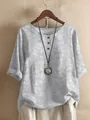 Détail montrant l'imprimé floral numérique et l'encolure boutonnée de cette blouse - Gris Petites Fleurs (Style 5)