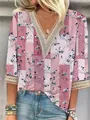 Detalle de la camiseta rosa con cuello en V, estampado floral y encaje blanco fino - Floral Líneas Rosa Blanco (Estilo 6)