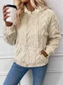 Primer plano de una sudadera con capucha de felpa beige con un patrón de jacquard texturizado - S / Tops / Amarillo claro