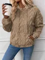Detalle de sudadera con capucha de forro polar texturizado caqui con bolsillo frontal - S / Tops / Marrón