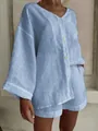 Dettaglio di un completo casual in lino celeste con camicia a bottoni e pantaloncini - Celeste