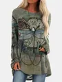 Gedetailleerd overzicht van de vintage libel- en klokprint op deze casual top met lange mouwen - S / Top (9532) / Type 7 (Verweerd Groene Vintage Klok Print)