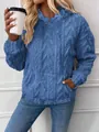 Primer plano de la sudadera con capucha de vellón azul con textura jacquard y bolsillo - S / Tops / Azul