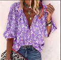 Gros plan d'une chemise à imprimé floral violet avec motifs blancs et boutons. - S / Hauts / Imprimé Vintage Violet (Photo 12)