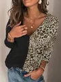 Detalle de top de punto para mujer con estampado de leopardo y negro, manga larga y cuello en V. - S / Tops / Negro y Leopardo