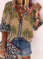 Dettaglio ravvicinato di una camicia bohémien con stampa palme e scollo a V casuale - Stampa Palma Beige