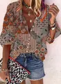 Dettaglio di camicia vintage con stampa patchwork paisley e scollo a V. - Stampa Patchwork Arancio Grigio Caldo